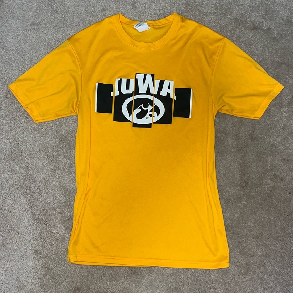 IOWA HAWKEYES GOLD YELLOW BLACK LOGO TEE SHIRT C2 SPORT SIZE SMALL